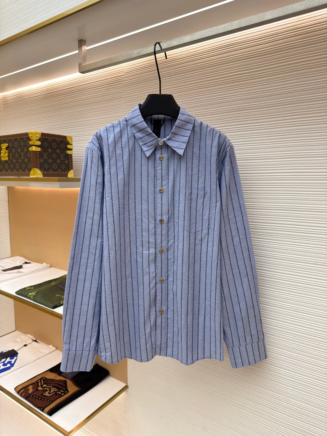 Chrome Hearts Sanskrit all-over yarn-dyed shirt ●Item number: 1681017-B60 ●Fabric: shirt fabric ●Technology: printing production ●Version: loose fit ●Weight: about 245 grams ●Size: S-M-L ●Description: The custom-dyed knitting yarn is made of 100-count double-ply yarn. (Minimum quantity of 1000 meters) is made on a large-scale yarn-dyed jacquard machine. It is paired with professional shirt ironing and sleeve ironing. Customized mold opening 14mm glazed black and silver buttons. Customized black and white printed small label. Customized 2.2×12cm black label. 0.3cm leather hanging ears. Customized accessories. The workmanship details are very good. The overall wiring is straight and delicate, the fabric is comfortable and soft, and the color is consistent without color difference. It can be matched with the same style to create a fashionable look and control various occasions. Customized accessories, complete with three standards, same style for men and women!